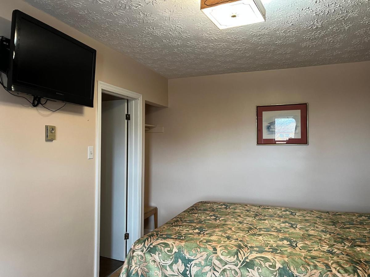 Old Mill Motel Blind River Екстер'єр фото