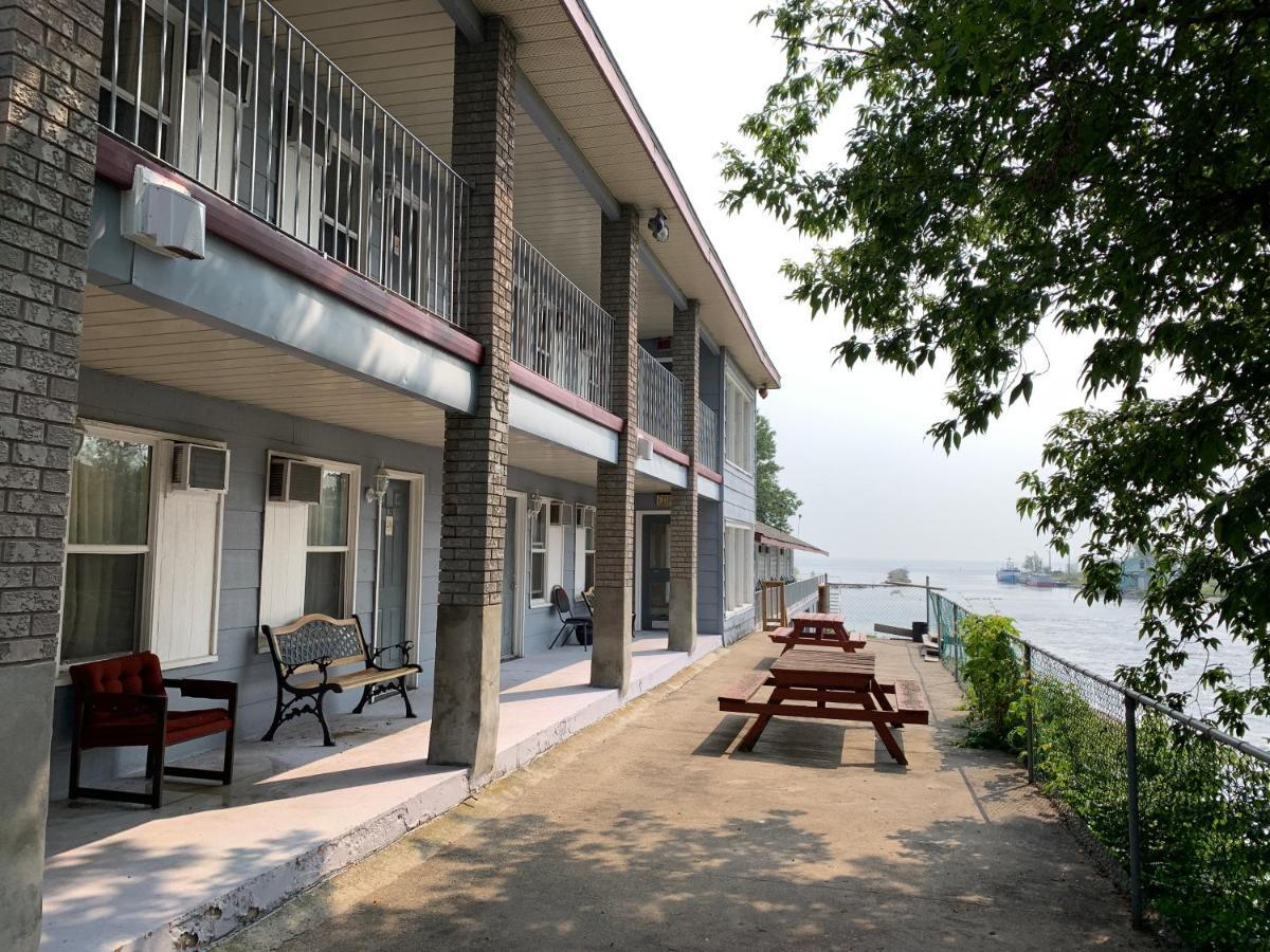 Old Mill Motel Blind River Екстер'єр фото