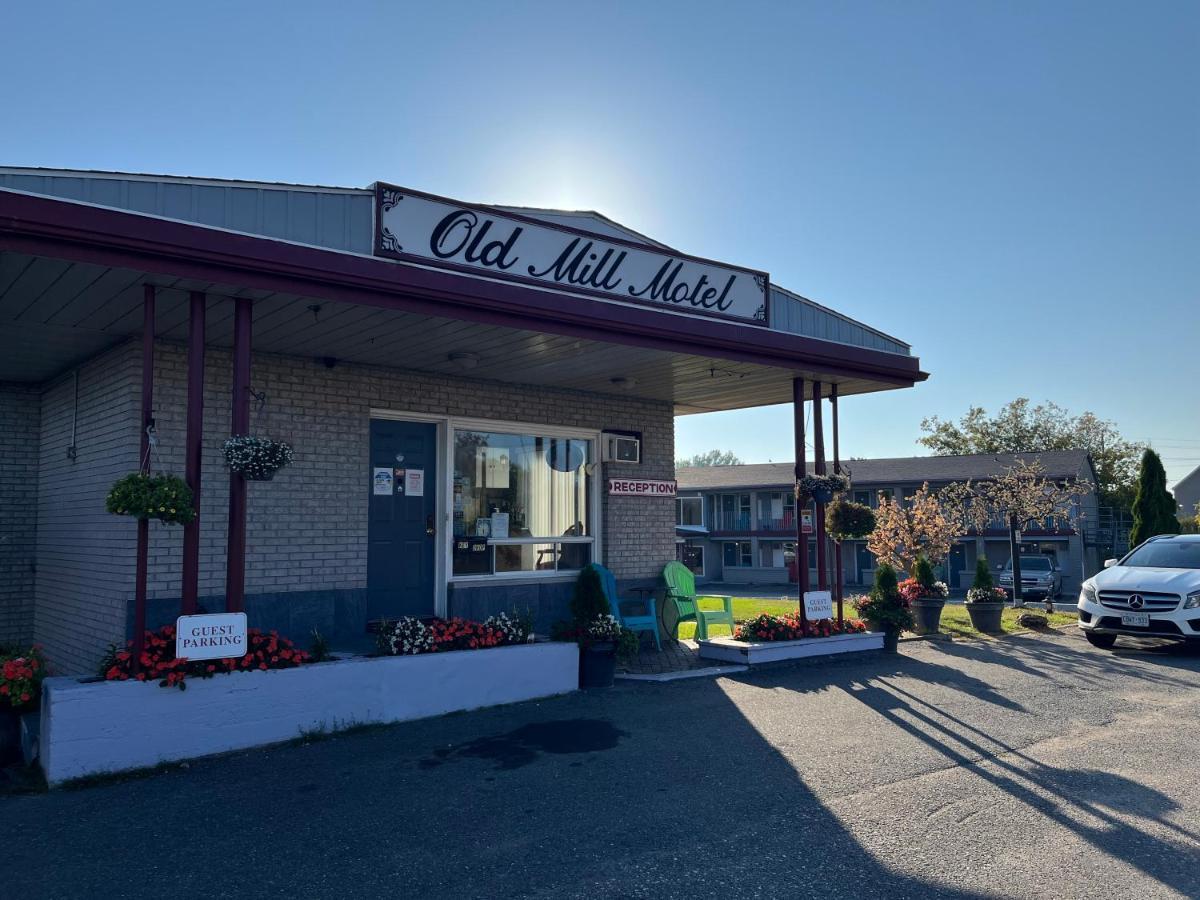 Old Mill Motel Blind River Екстер'єр фото