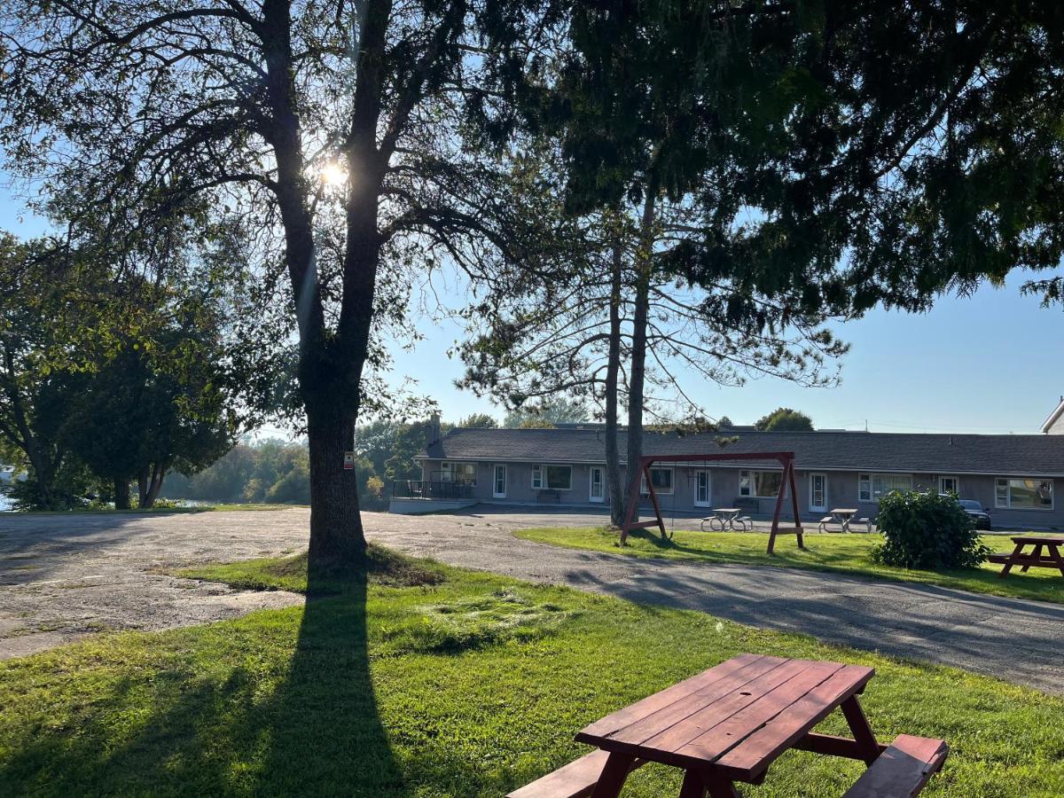 Old Mill Motel Blind River Екстер'єр фото